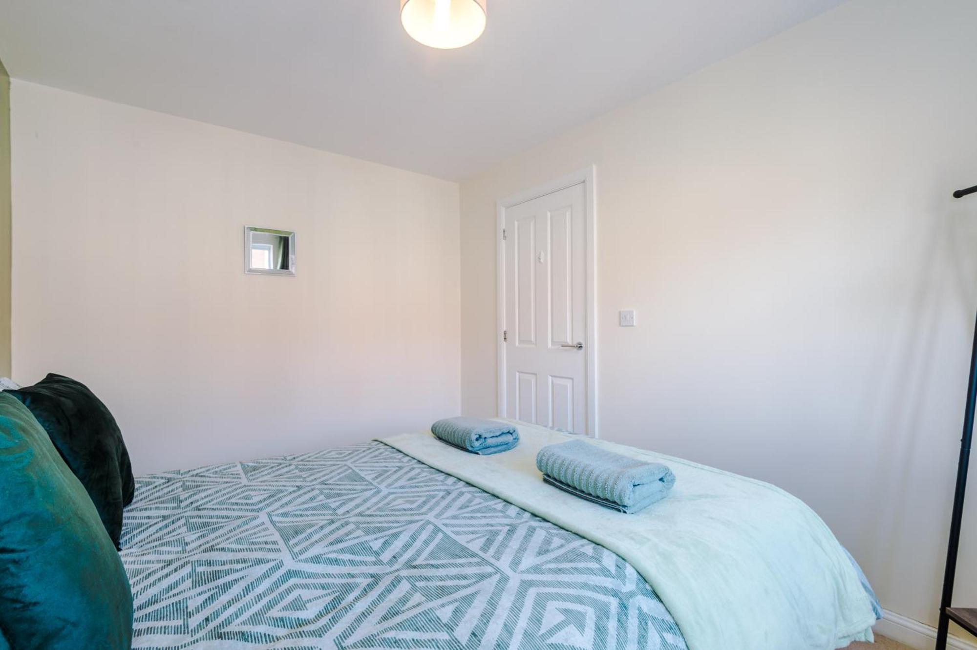 Villa Modern Semi Detached In A Quiet Location, Driveway Parking à Ewloe Extérieur photo